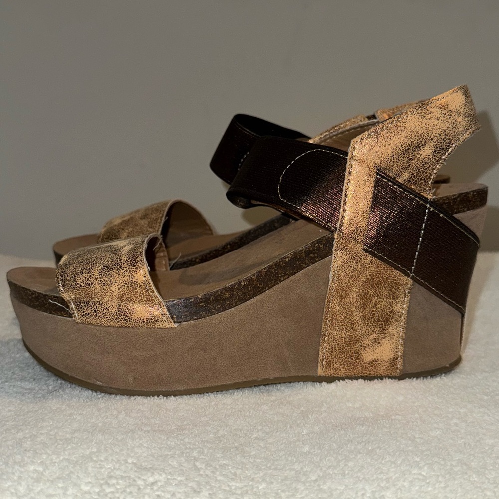 Yoki Brown and Gold Wedge Shoes with Modern Design. Size 9